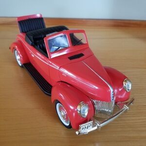 Golden Wheel 1940 Ford Deluxe Convertible Coupe 1:18 Scale Diecast Car Red